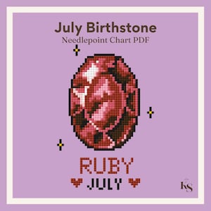 Op de afbeelding: Een digitaal naaldwerkpatroon PDF met een gepixelde robijn-afbeelding op een lichtpaarse achtergrond. De tekst luidt July Birthstone, Needlepoint Chart PDF, RUBY en JULY, vergezeld door kleine gepixelde ster- en hartpictogrammen.