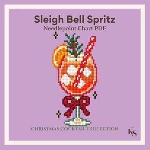 Könnte beinhalten: Ein Needlepoint-Diagramm als PDF mit dem Titel Sleigh Bell Spritz aus der Christmas Cocktail Collection. Die Grafik zeigt einen orangefarbenen Cocktail in einem Stielglas mit Eiswürfeln, einem rot-weißen Strohhalm, einem Rosmarinzweig und einer roten Schleife.