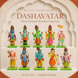Puede incluir: Un conjunto de 10 figuras de madera pintadas a mano titulado Dashavatar de Balaji Handicraft. El set presenta personajes coloridos y estilizados sobre bases cuadradas verdes, incluyendo figuras que sostienen objetos como arcos, hachas y sombrillas.