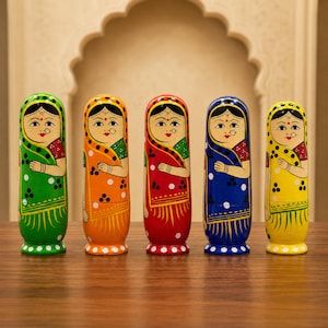 Handbemaltes Set aus 5 indischen Matrjoschka-Puppen aus Holz, auch bekannt als Babuschka-Puppen im Sari.