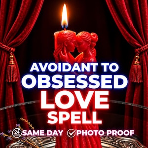 Peut inclure: Une bougie en cire rouge représentant deux silhouettes enlacées, surmontée d'une flamme allumée. Le texte indique AVOIDANT TO OBSESSED LOVE SPELL, 24 HOURS SAME DAY et PHOTO PROOF. La bougie est placée devant des rideaux rouges à pompons dorés.