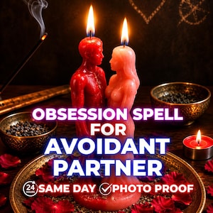 Puede incluir: Dos velas de cera esculpidas con forma de figuras humanas, una de color rojo intenso y otra rosa claro, ambas con mechas encendidas. El texto dice: OBSESSION SPELL FOR AVOIDANT PARTNER, 24 HOURS SAME DAY PHOTO PROOF. Pétalos de rosa rodean la base.