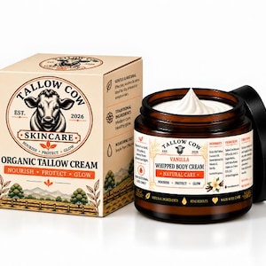 Könnte beinhalten: Ein beigefarbener Karton und ein braunes Glastiegel mit Tallow Cow Skincare Bio-Talgcreme. Die Verpackung zeigt eine Kuh-Illustration und den Text Nourish, Protect, Glow. Der Tiegel enthält weiße, aufgeschlagene Körpercreme mit Vanille-Etikett.
