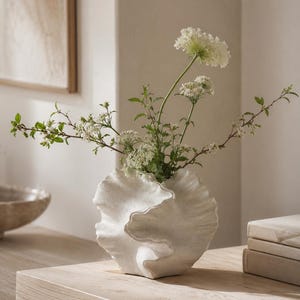 Dekorativ keramikvas, skulptural vas, japandi-dekoration, wabi sabi-accenter, ekologiska moderna accessoarer