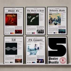 Può includere: Una collezione di sei poster rettangolari di album musicali disposti su due file. Cinque poster presentano layout in stile giornale con copertine, tracklist e date per Skinty Fia, The Queen is Dead, Definitely Maybe, AM e OK Computer. Il sesto poster mostra un grande numero cinque nero e il testo Poster Bundle.
