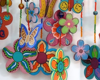 Papillons ou fleurs à suspendre,  en bois peints multicolores et perles de verre, Vendus par 6,multi