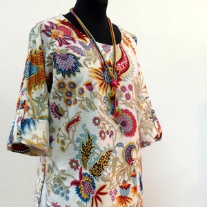 White TUNIC TEESHIRT in lightweight cotton with multicolored paisley print and long sleeves zdjęcie 6