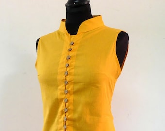 Túnica sin mangas de algodón liso con cuello oficial con botones y tirantes ajustados en la espalda, color amarillo.