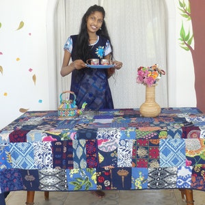 Rektangulär patchworkduk i blå flerfärgad bomull, fodrad med matchande enfärgad bomull och kantad med en 1 cm kant, blå bild 3