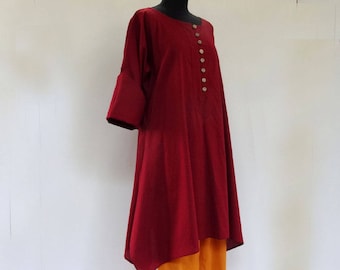 Long women's tunic in plain burgundy cotton, round neck and buttons on the front. Plus size fashion