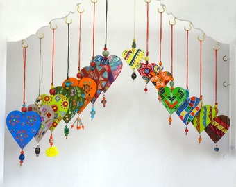 10 Petits coeurs en bois peints multicolores et perles de verre  à suspendre,