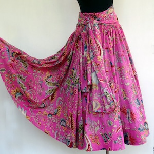 pink and multicolored midi-length with paisley patterns in cotton, 45 pans with matching scarf. Tremendous Woman fashion.