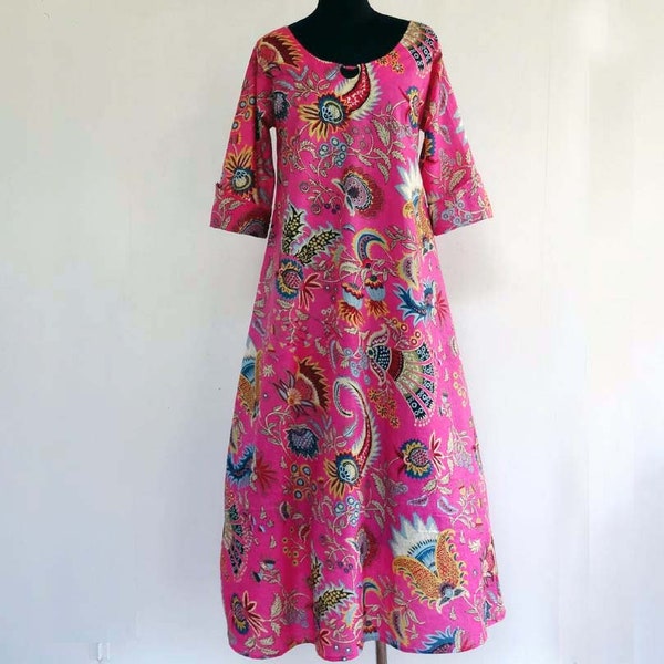 LANGES KLEID Langes Hauskleid, Hostessenkleid mit Dreiviertelärmeln aus hell bedruckter Baumwolle, rosa