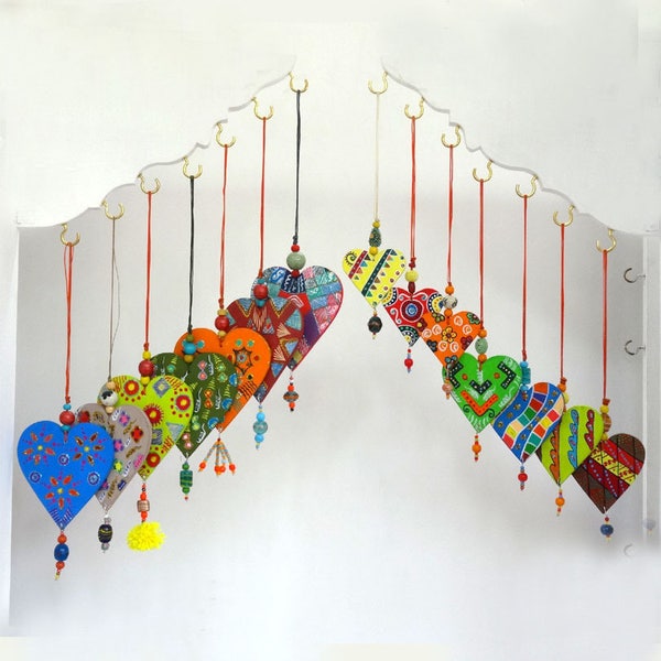 10 Petits coeurs en bois peints multicolores et perles de verre  à suspendre,