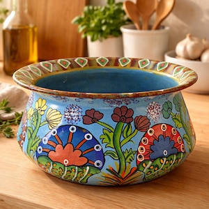 Puede incluir: Juego de tres tazas de cerámica con acabado mate moteado. Las tazas son de color crema, marrón claro y marrón oscuro. Cada taza tiene un diseño simple y minimalista.