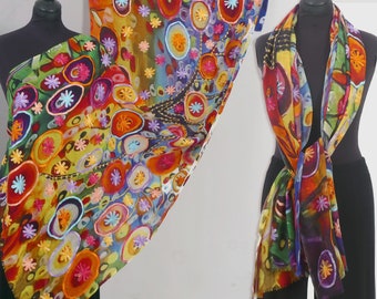 Lussuosa SCIARPA SHALL di grandi dimensioni realizzata in lana leggera e delicatamente ricamata con filo di seta con motivo floreale