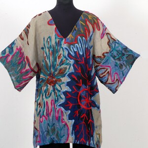 TUNICA ampia in lana a trama leggera stampata con fiori blu e multicolori e ricamata con filo di seta, modello unico, tutte le taglie immagine 3