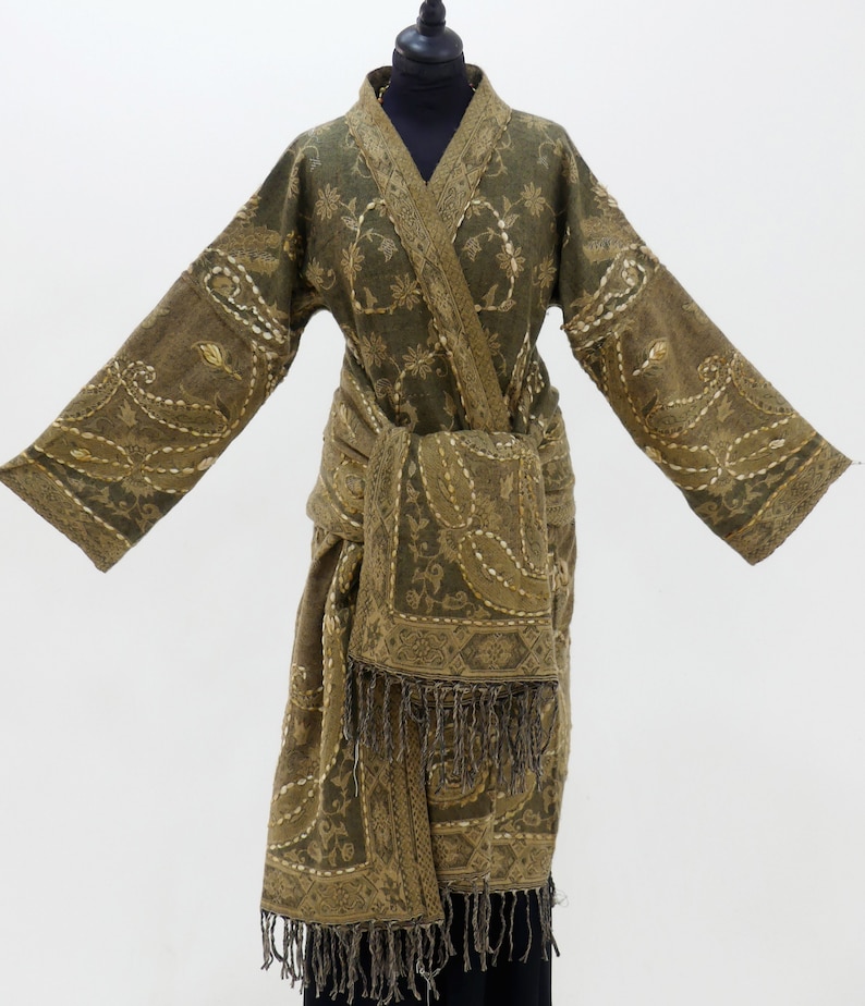 Short coat shawl with large kimono collar with superb traditional bronze and gray design