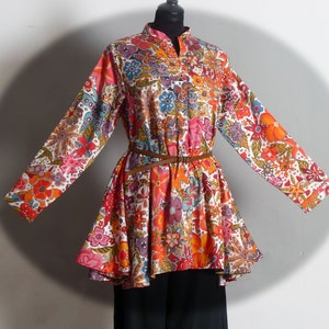 TUNIC SHIRT women&#39;s mid-length, large width at the bottom in white satin cotton printed with multicolored flowers, long sleeves