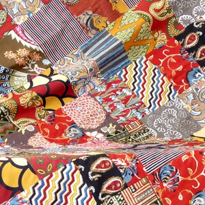 Peut inclure: Une courtepointe patchwork color&eacute;e avec une vari&eacute;t&eacute; de motifs et de couleurs, notamment le rouge, le bleu, le vert, le jaune et le noir.