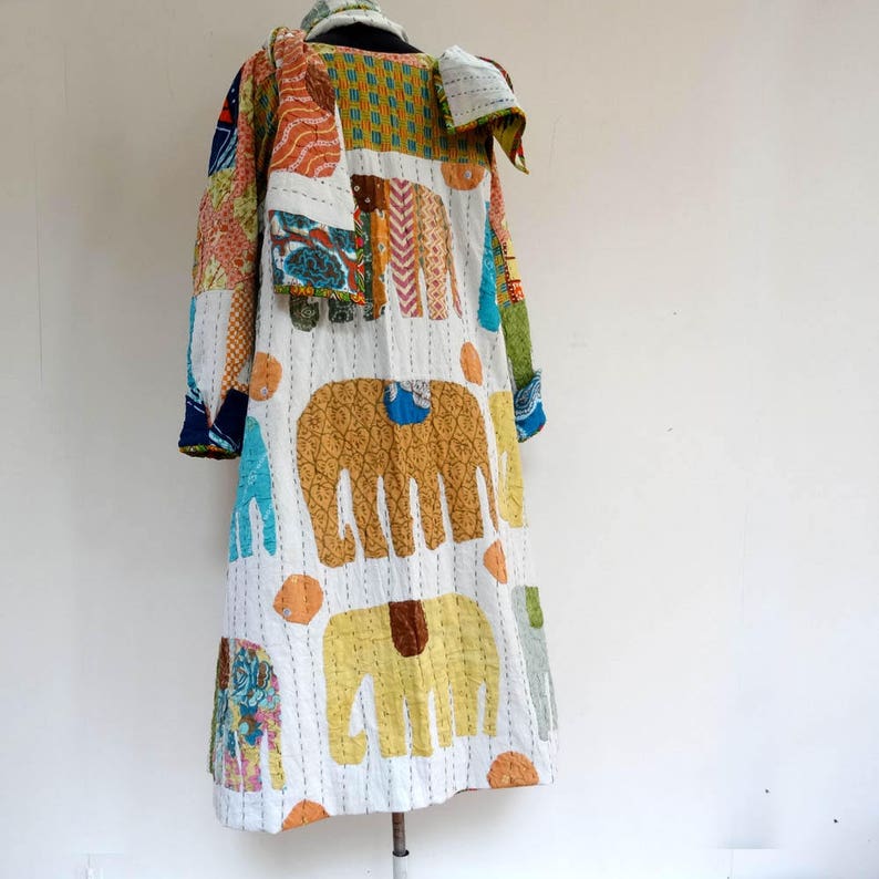 white and multicolored with elephant appliqu\u00e9 patterns Women/'s coat in gaudri cotton