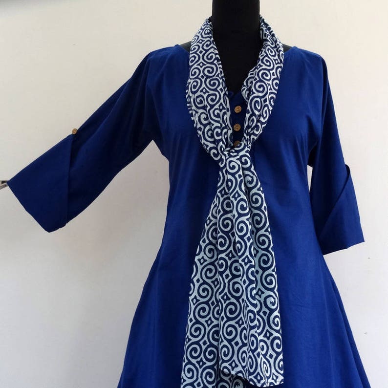 Long women's tunic in plain ultramarine blue cotton, round neck and buttons on the front. Plus size fashion image 4