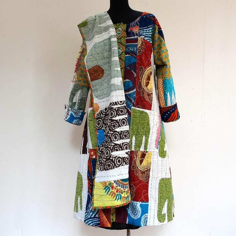 white and multicolored with elephant appliqu\u00e9 patterns Women/'s coat in gaudri cotton