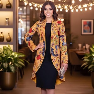 REDINGOTE BEIGE and saffron coat in cotton canvas with floral patterns, lined with reversible beige cotton