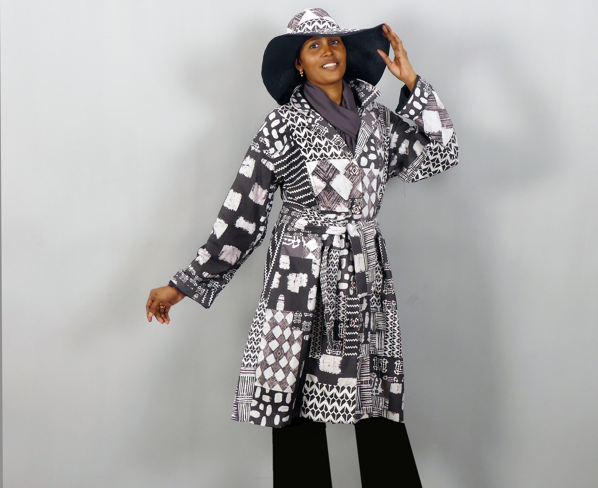 Short trench coat in beautiful anthracite cotton canvas printed in black and white with abstract patterns, lined with matching plain cotton.
