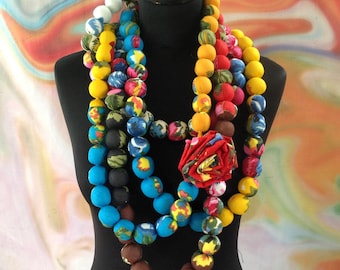 Große Maxi-Perlenhalskette aus floralem und mehrfarbigem Shalimar-Baumwollstoff, Multi