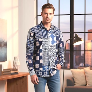 Peut inclure: Une chemise à manches longues avec un motif patchwork dans les tons de bleu et de blanc. La chemise a un col boutonné et des poignets. La personne porte un jean bleu.