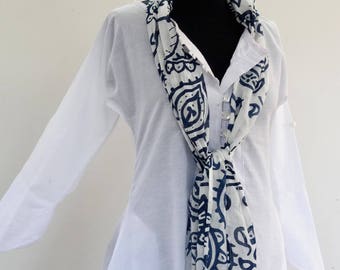 Women's long tunic in plain white cotton veil, round neck and buttons on the front