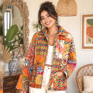 Jaqueta acolchoada laranja com patchwork – Jaqueta curta de algodão feita à mão com bolsos, casaco boho colorido, 55 cm