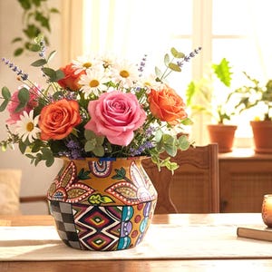 Maceta y tapa realizadas en aluminio reciclado, pintadas a mano con diseño gitano y bohemio.