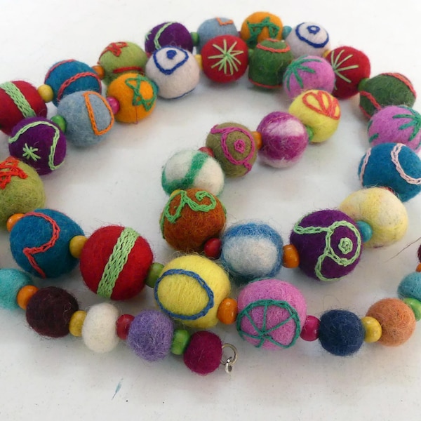 Multicolored pearl necklaces embroidered in felted wool in 2 different sizes