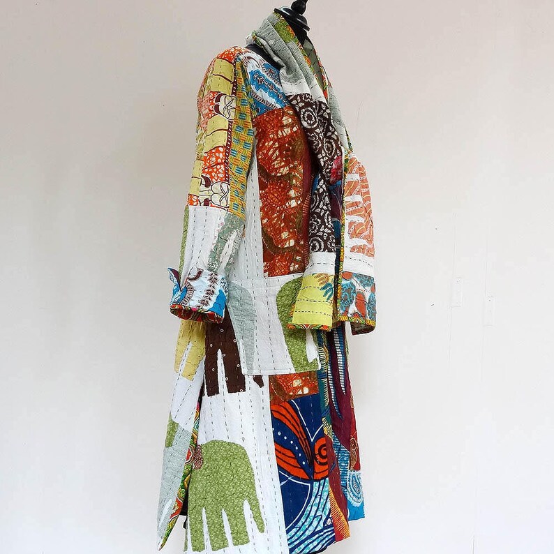 white and multicolored with elephant appliqu\u00e9 patterns Women/'s coat in gaudri cotton