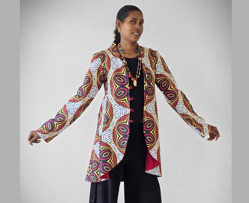 Mid-length frock coat jacket in white cotton canvas with rosette print lined with light red cotton, unique model image 3