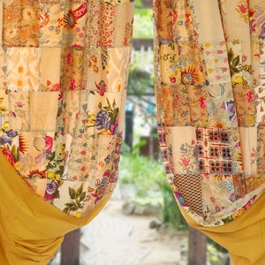 Puede incluir: Un par de cortinas de patchwork amarillo y blanco con motivos florales. Las cortinas están hechas de una variedad de telas y tienen un aspecto rústico y vintage.
