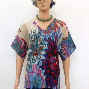 TUNICA ampia in lana a trama leggera stampata con fiori blu e multicolori e ricamata con filo di seta, modello unico, tutte le taglie immagine 5