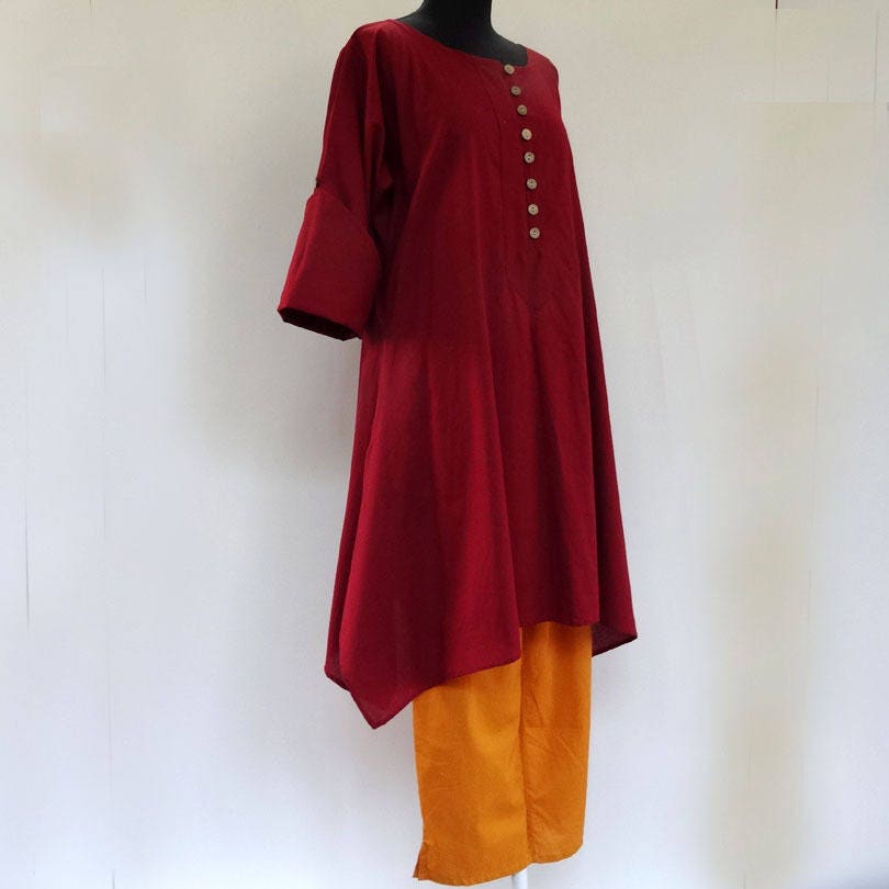 Long women's tunic in plain burgundy cotton, round neck and buttons on the front. Plus size fashion