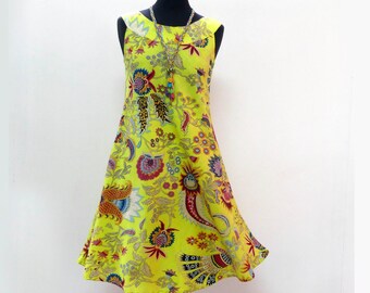 Short sleeveless trapeze dress with round yoke collar in light cotton with paisley print, yellow