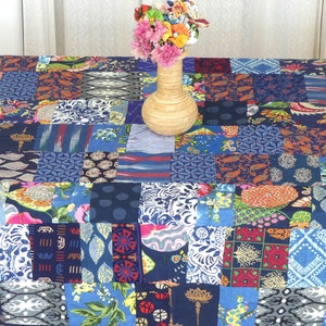 Rektangulär patchworkduk i blå flerfärgad bomull, fodrad med matchande enfärgad bomull och kantad med en 1 cm kant, blå bild 4