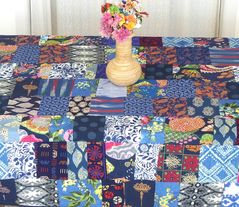 Rektangulär patchworkduk i blå flerfärgad bomull, fodrad med matchande enfärgad bomull och kantad med en 1 cm kant, blå bild 4