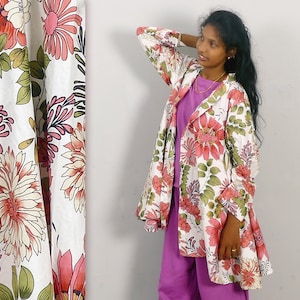 Women&#39;s mid-length TUNIC SHIRT with a wide hem in white cotton with a large flower print and long sleeves
