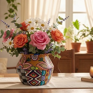 Vaso per fiori e coperchio in alluminio riciclato, dipinto a mano con un design gitano e bohémien.