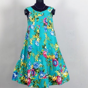 Sleeveless trapeze dress and 22-panel round yoke collar in flower print cotton