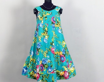 Sleeveless trapeze dress and 22-panel round yoke collar in flower print cotton