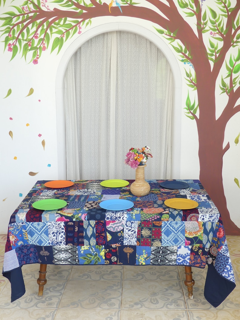 Rektangulär patchworkduk i blå flerfärgad bomull, fodrad med matchande enfärgad bomull och kantad med en 1 cm kant, blå bild 5