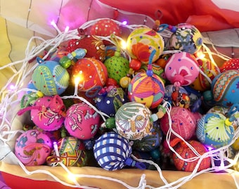 20 Boules multicolores  en tissu  et perles de verre à suspendre dans le sapin de Noel ou dans la maison,