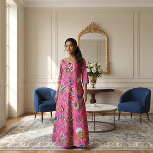 Longue robe d'intérieur, robe d'hotesse ample en coton léger motif paisley rose et multicolore